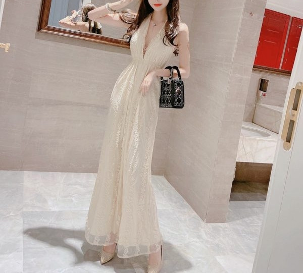 Salopetă de damă modernă bej, cu decolteu spitz