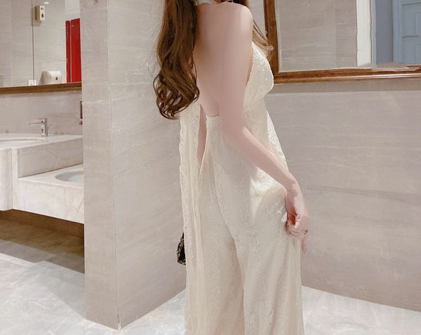 Salopetă de damă lungă din dantelă cu decolteu în V