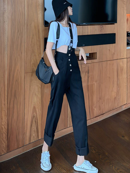 Salopeta de dama moderna cu nasturi si curea