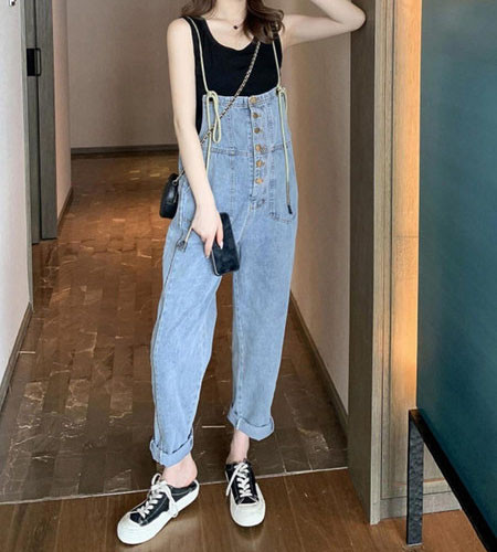 Model nou de salopete dama de primavara cu nasturi