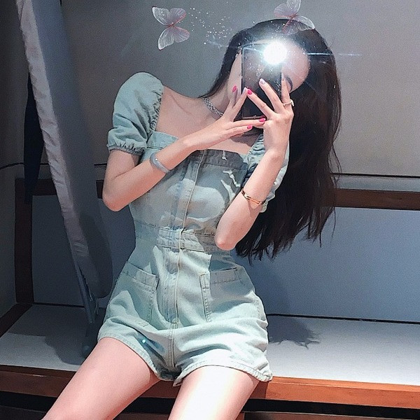 Salopetă scurtă de damă din denim cu decolteu pătrat