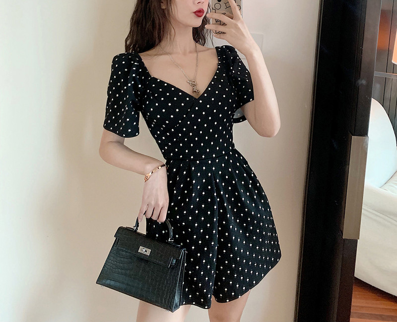 Salopetă scurtă de damă cu mâneci scurte