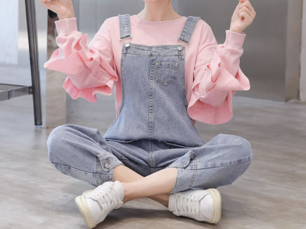 Γυναικείο σετ φόρμα και μπλούζα με βολάν