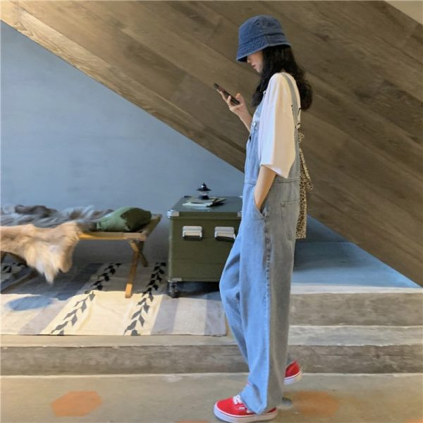 Novi model ženskog teksas kombinezona sa poderanim elementima