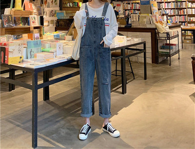 Salopetă casual de damă din denim cu buzunare frontale