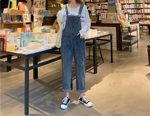 Salopetă casual de damă din denim cu buzunare frontale