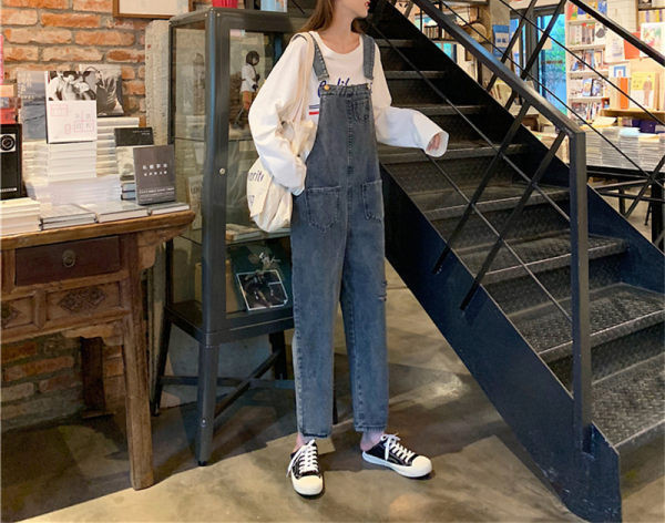 Salopetă casual de damă din denim cu buzunare frontale