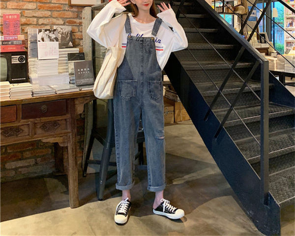 Salopetă casual de damă din denim cu buzunare frontale