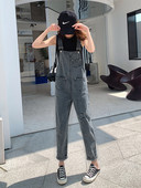 Ležerni ženski kombinezon sa poderanim motivima i džepovima