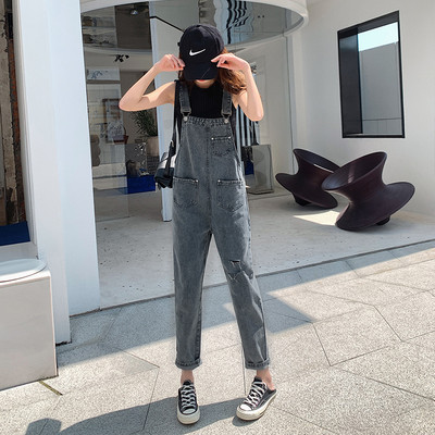 Ležerni ženski kombinezon sa poderanim motivima i džepovima