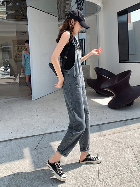 Ležerni ženski kombinezon sa poderanim motivima i džepovima