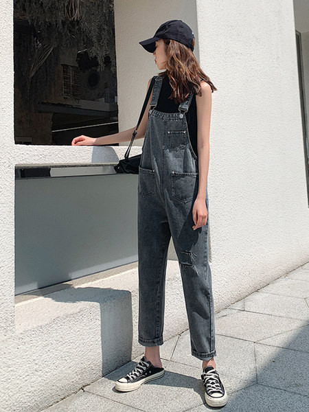 Ležerni ženski kombinezon sa poderanim motivima i džepovima