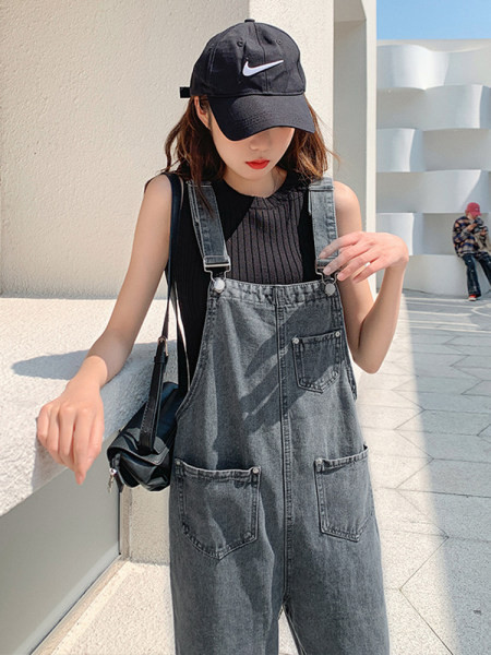 Ležerni ženski kombinezon sa poderanim motivima i džepovima