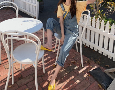 Salopetă de damă modernă din denim cu bretele în albastru