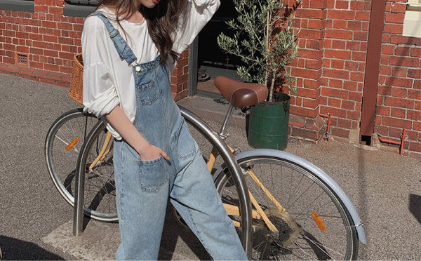 Salopetă de damă modernă din denim cu bretele în albastru