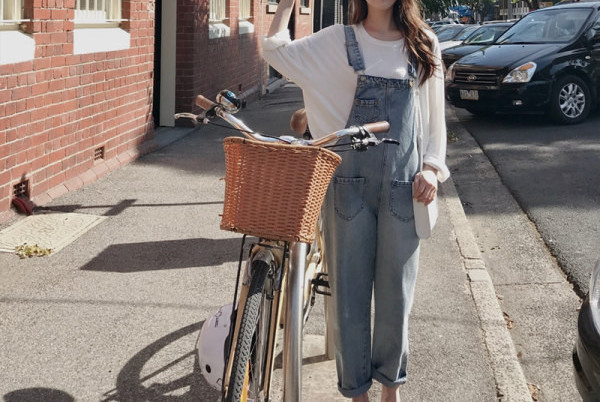 Salopetă de damă modernă din denim cu bretele în albastru