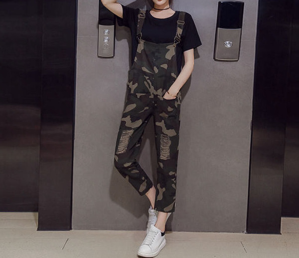 Set dama - salopeta de camuflaj si bluza cu maneci lungi si scurte