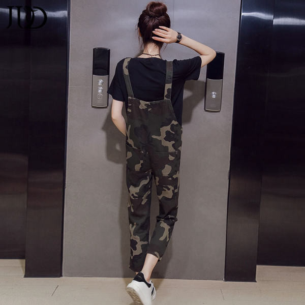 Set dama - salopeta de camuflaj si bluza cu maneci lungi si scurte