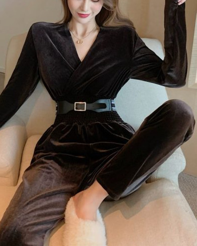 Salopetă de damă lungă din catifea cu curea și decolteu spitz