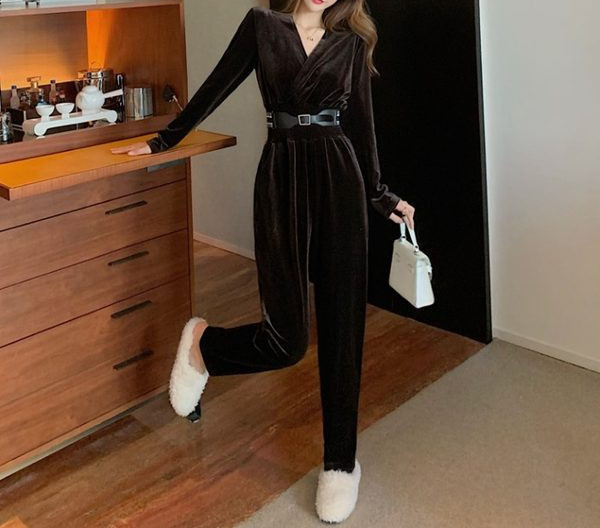 Salopetă de damă lungă din catifea cu curea și decolteu spitz