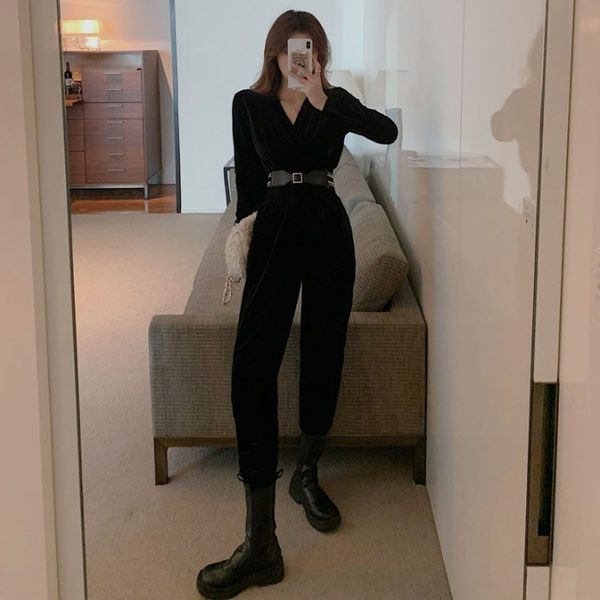 Salopetă de damă lungă din catifea cu curea și decolteu spitz