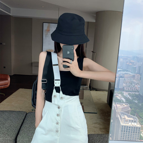 Salopeta de dama moderna cu o curea si nasturi