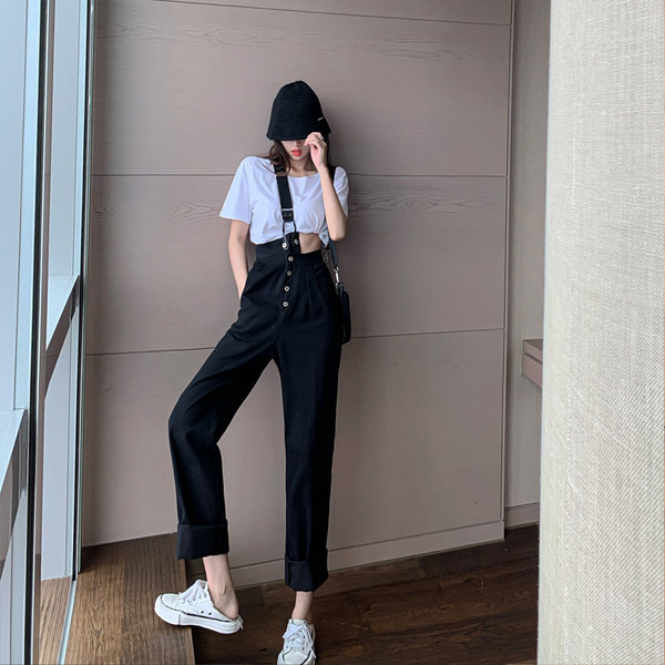 Salopeta de dama moderna cu o curea si nasturi