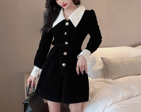 Salopeta scurta de dama cu guler si nasturi clasici