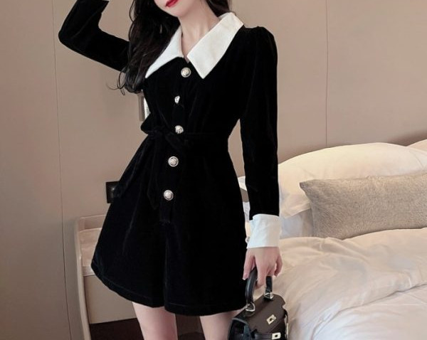 Salopeta scurta de dama cu guler si nasturi clasici