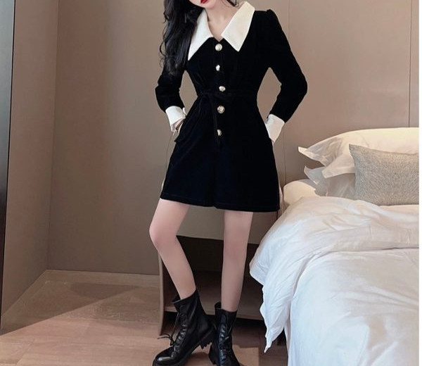 Salopeta scurta de dama cu guler si nasturi clasici