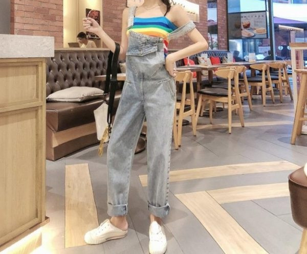 Model nou de salopete de dama din denim cu bretele si buzunare