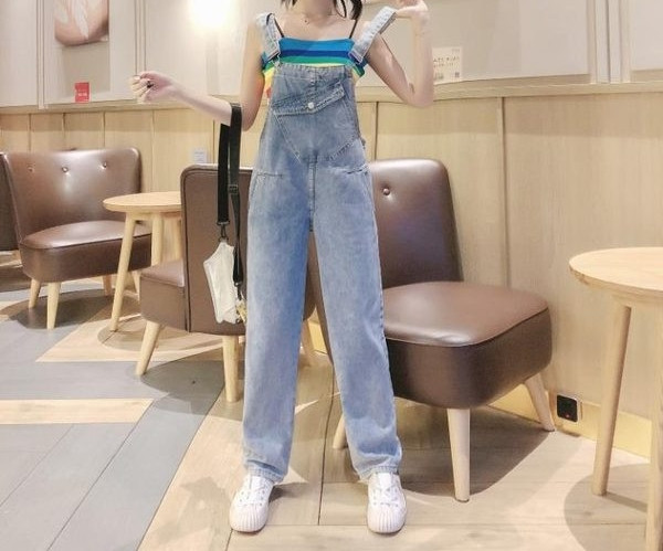 Model nou de salopete de dama din denim cu bretele si buzunare