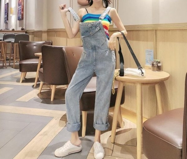 Model nou de salopete de dama din denim cu bretele si buzunare