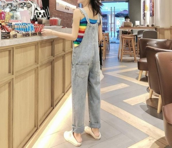 Model nou de salopete de dama din denim cu bretele si buzunare