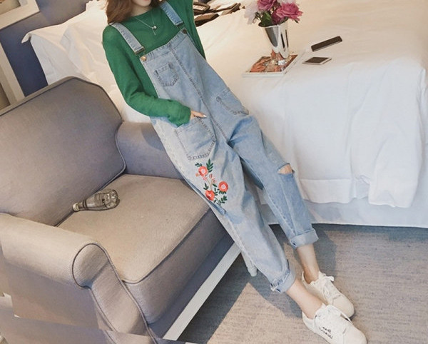 Salopeta de dama moderna cu broderie si buzunare