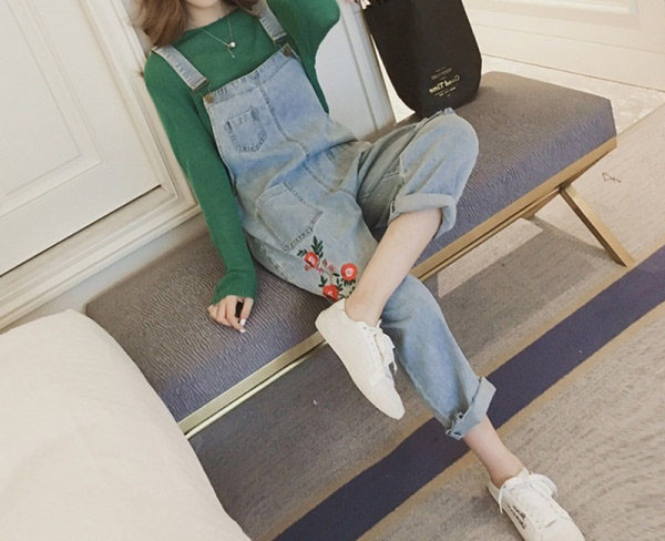 Salopeta de dama moderna cu broderie si buzunare