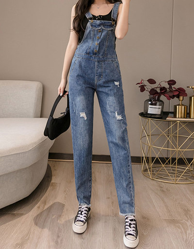 Μοντέρνα γυναικεία ολόσωμη φόρμα με τιραντάκια τζιν σε μπλε χρώμα