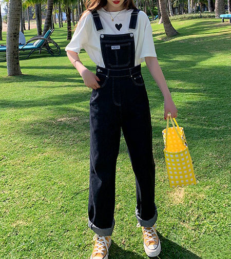 Μοντέρνα γυναικεία ολόσωμη φόρμα με τιραντάκια με τσέπες και κουμπιά - φαρδύ μοντέλο