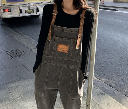 Salopeta de dama cu buzunare si emblema