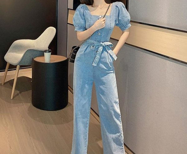 Salopetă de damă din denim cu decolteu pătrat și mâneci bufante