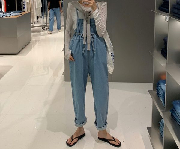 Salopetă casual de damă din denim, cu bretele și cravate subțiri