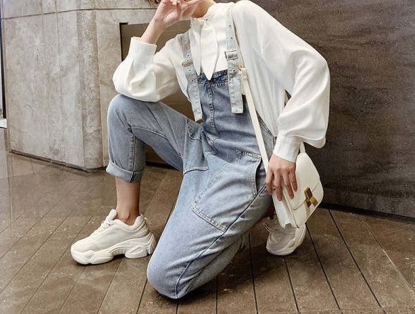 Salopetă de damă modernă cu buzunar și bretele în albastru