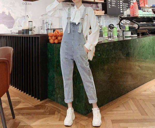 Salopetă de damă modernă cu buzunar și bretele în albastru