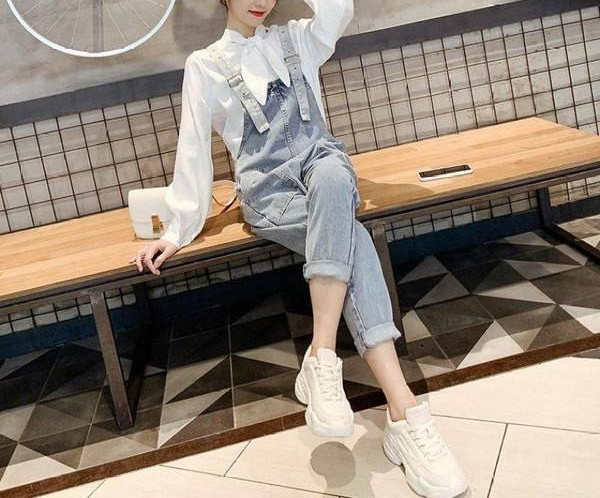 Salopetă de damă modernă cu buzunar și bretele în albastru