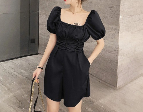 Salopetă scurtă de damă cu mâneci bufante și decolteu pătrat