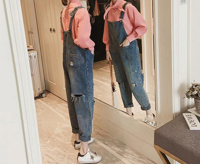 Salopete de dama actuale din denim cu motive rupte