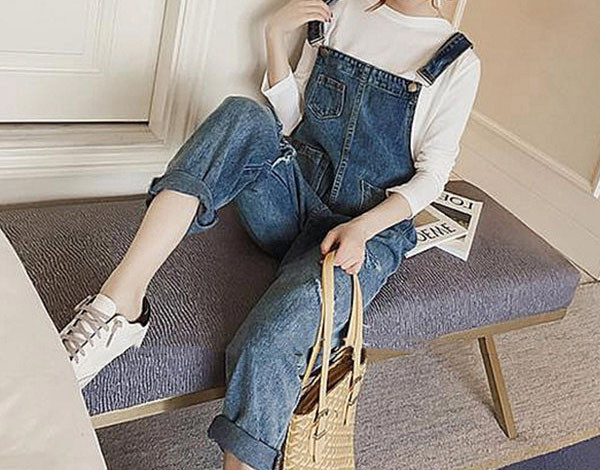 Salopete de dama actuale din denim cu motive rupte