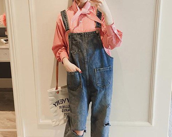 Salopete de dama actuale din denim cu motive rupte