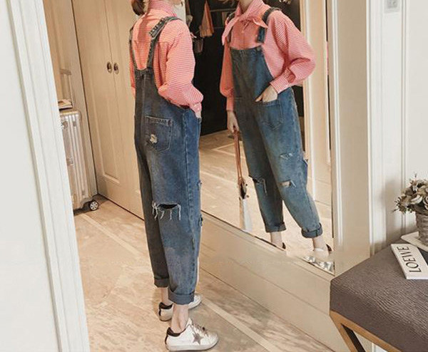 Salopete de dama actuale din denim cu motive rupte