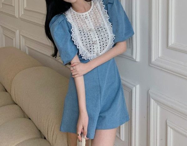 Κοντή γυναικεία ολ΄σωμη φόρμα τζιν με δαντέλα